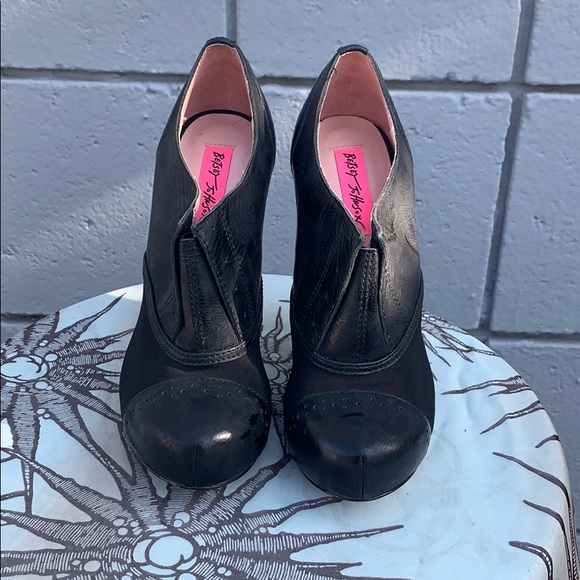 Betsey Johnson sample Laceless Spectator heels - Picture 2 of 7